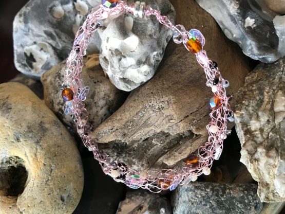 Häkeldrahtarmband mit rosa Draht und verschiedenen Glassteinen und Perlen -2