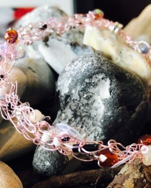 Häkeldrahtarmband mit rosa Draht und verschiedenen Glassteinen und Perlen-3