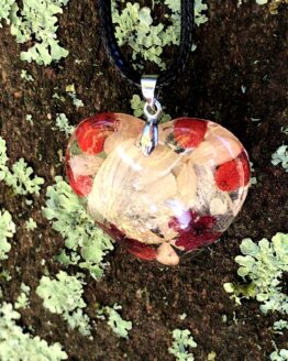 Herzanhänger aus Harz mit Lederband, gefüllt mit Wildblüten, rot-weiße Färbung