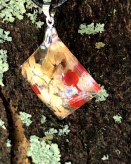 Quadratanhänger aus Harz mit Lederband, gefüllt mit Wildblüten, rot-weiße Färbung